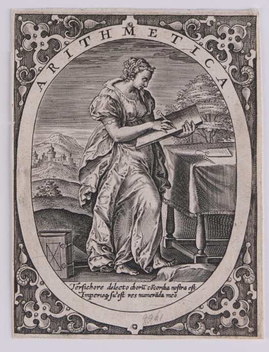 Aufrecht stehende Frau, die mit einem Stift auf eine große Tafel schreibt. Rechts vor ihr ein Tisch mit Tischtuch, darauf eine kleinere, abgerundete Tafel an der ein Stift angebunden ist. Links steht hochkant ein Buch. In der hügeligen Landschaft hinter ihr ein Dorf.UB09961: Die Arithmetica aus der Folge „Die sieben freien Künste“