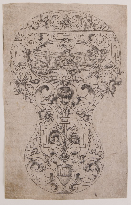 Zeichnung für ein Gefäß mit zentraler Landschaftsdarstellung im Queroval, umgeben von geschweiften Formen und Pflanzen.UB10014: Entwurf für einen Pokalkörper