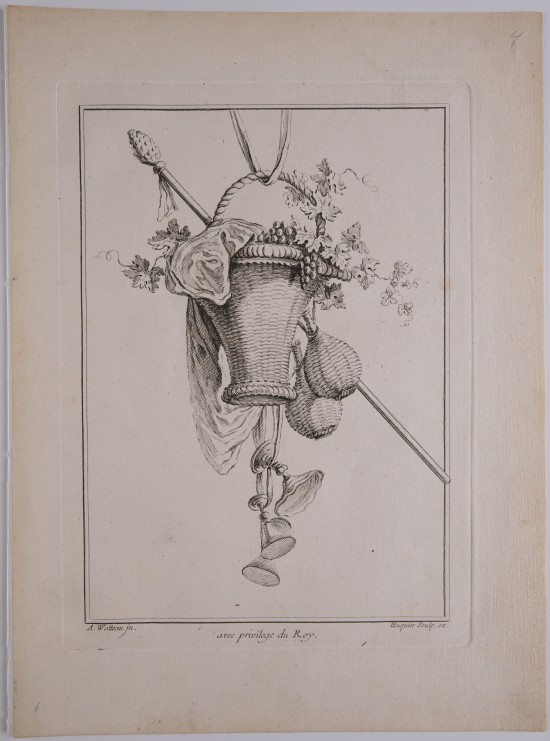 Korb mit Weinlaub und zwei seitlich daran hängenden Korbflaschen an einer Aufhängung. Unter dem Korb drei Trinkgefäße an einem Band hängend.UB11073: Trophäe aus der Folge „Livre Nouveau de Differents Trophées Inventez par A. Watteau et Gravé par Huquier"