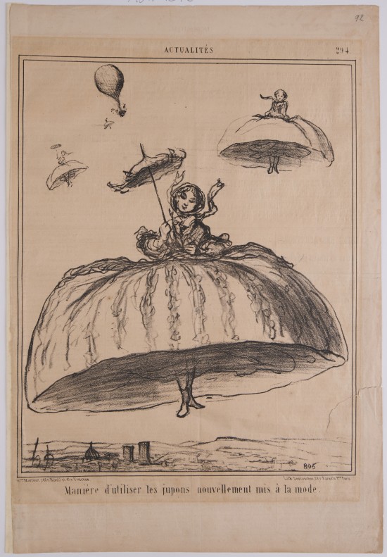 Eine junge Frau fliegt mit ihrem geblähten Rock wie mit einem Fallschirm über einer Stadt, sie hat ein Sonnenschirmchen aufgespannt. Hinter ihr folgen weitere Frauen mit geblähten Röcken.UB11146: Manière d'utiliser les jupons nouvellement mis à la mode
