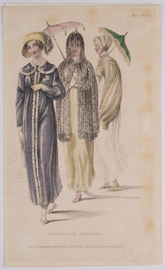 Drei Damen in knöchellanger Garderobe gehen hintereinander. Die vordere in blaugrauem Kleid trägt links eine Handtasche, die mittlere einen rosafarbenen Sonnenschirm, die hintere einen grünen Schirm. Boden nur durch Schatten angedeutet. Hintergrund leer.UB11226: "Promenade Dresses", Ackermann's Repository of Arts, Plate 5, No. 19