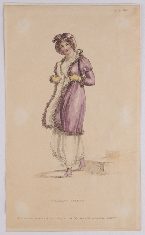 Junge Dame in knöchellangem, weißem Kleid mit fliederfarbenem Mantel und Hut. Rechts zwei Stufen. Hintergrund leer.UB11228: "Walking Dresses", Ackermann's Repository of Arts, Plate 25, No. 28