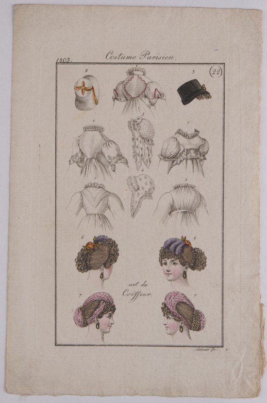 Rechteckiger Rahmen mit verschiedenen Modezeichnungen: Von oben nach unten drei Reihen mit Kopfbedeckungen und Damenoberbekleidungen, zwei Reihen je zwei Damenköpfe mit Frisurenmode.UB11231: Costume Parisien aus einer Folge von Modeentwürfen (Nr. 22)