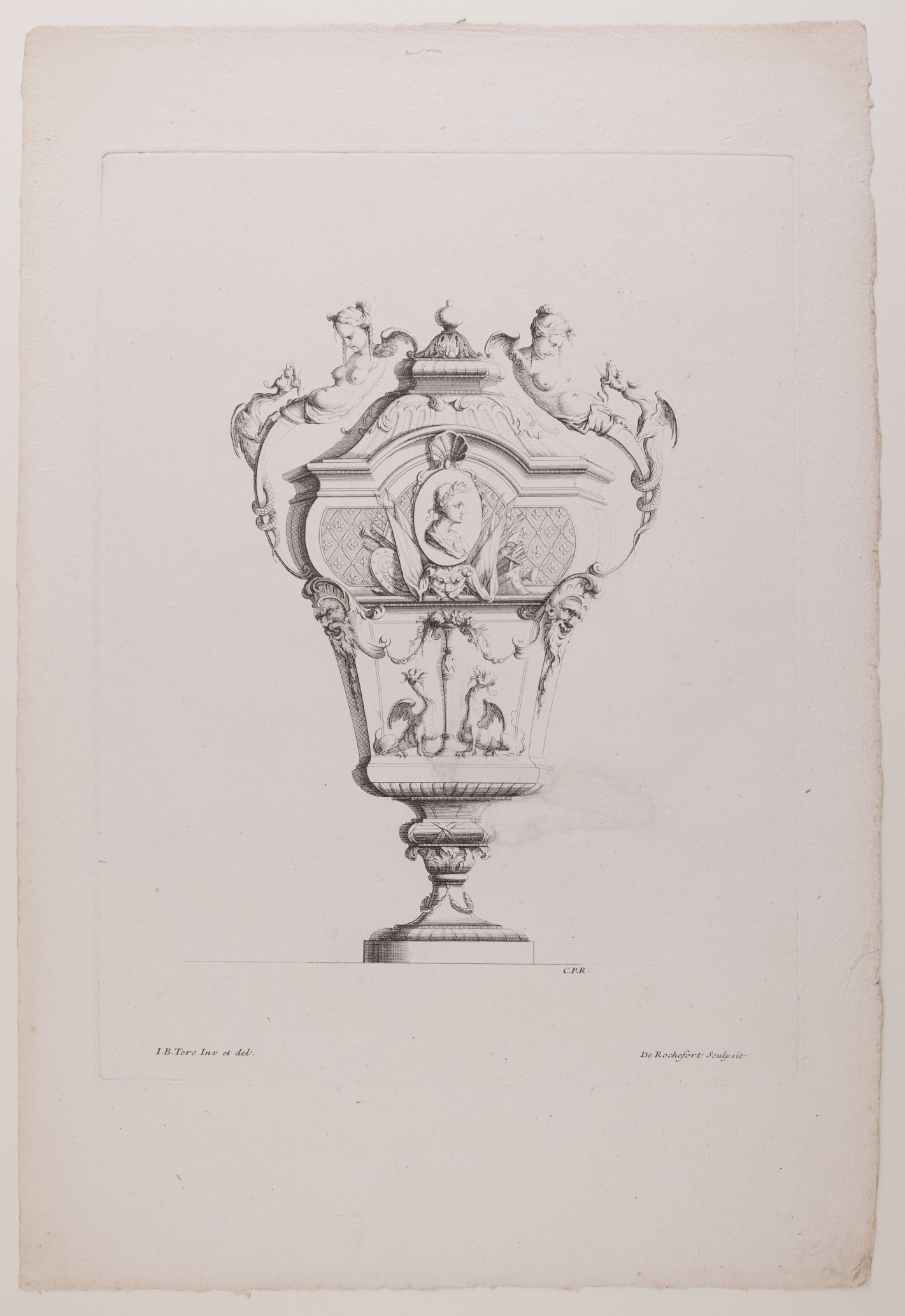 Dekorative Vase mit figürlichen und floralen Verzierungen, kunstvoll gezeichnet.