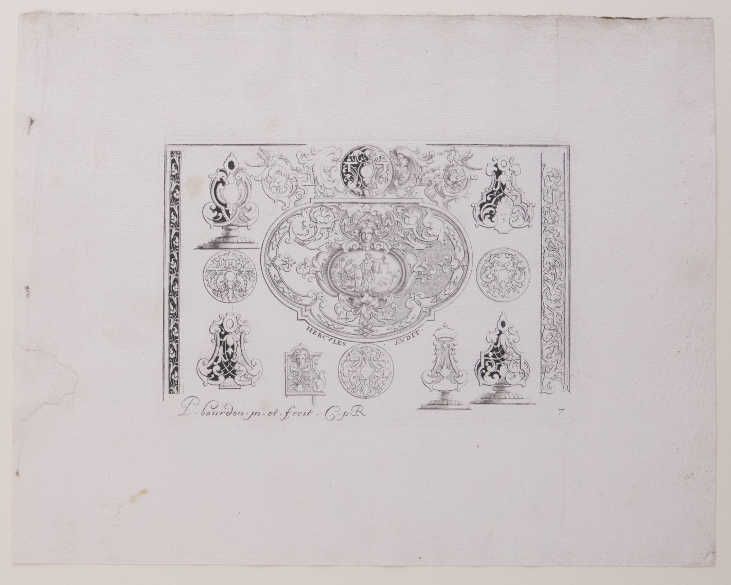 Dekoratives Design mit floralen Ornamenten und geometrischen Mustern.