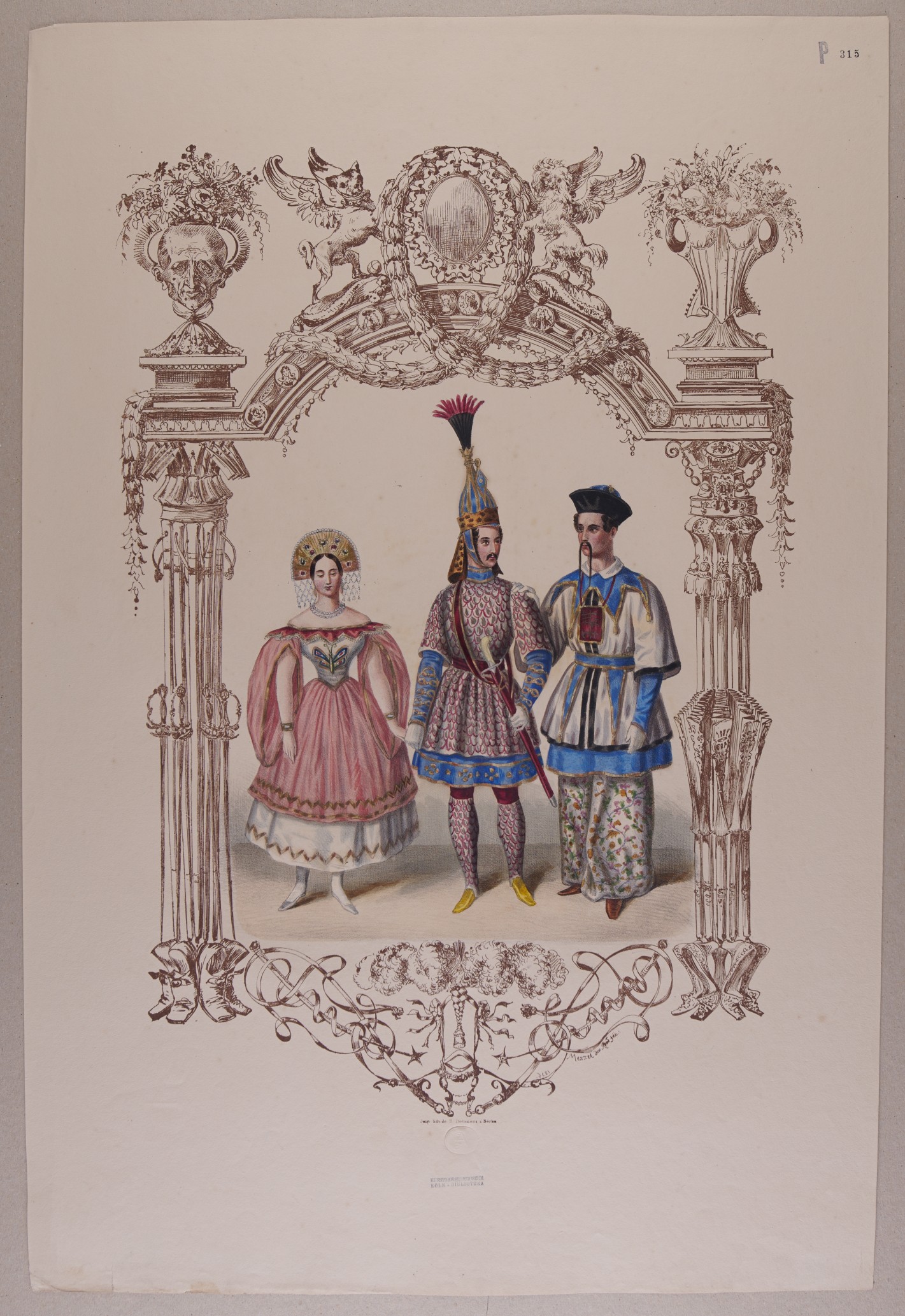 Drei Personen in Kostümierung, eine Frau mit Kleid und Kopfbedeckung, zwei Männer, Motiv ist kunstvoll gerahmt von Säulen, Vasen mit Blumenschmuck und Fabelwesen.