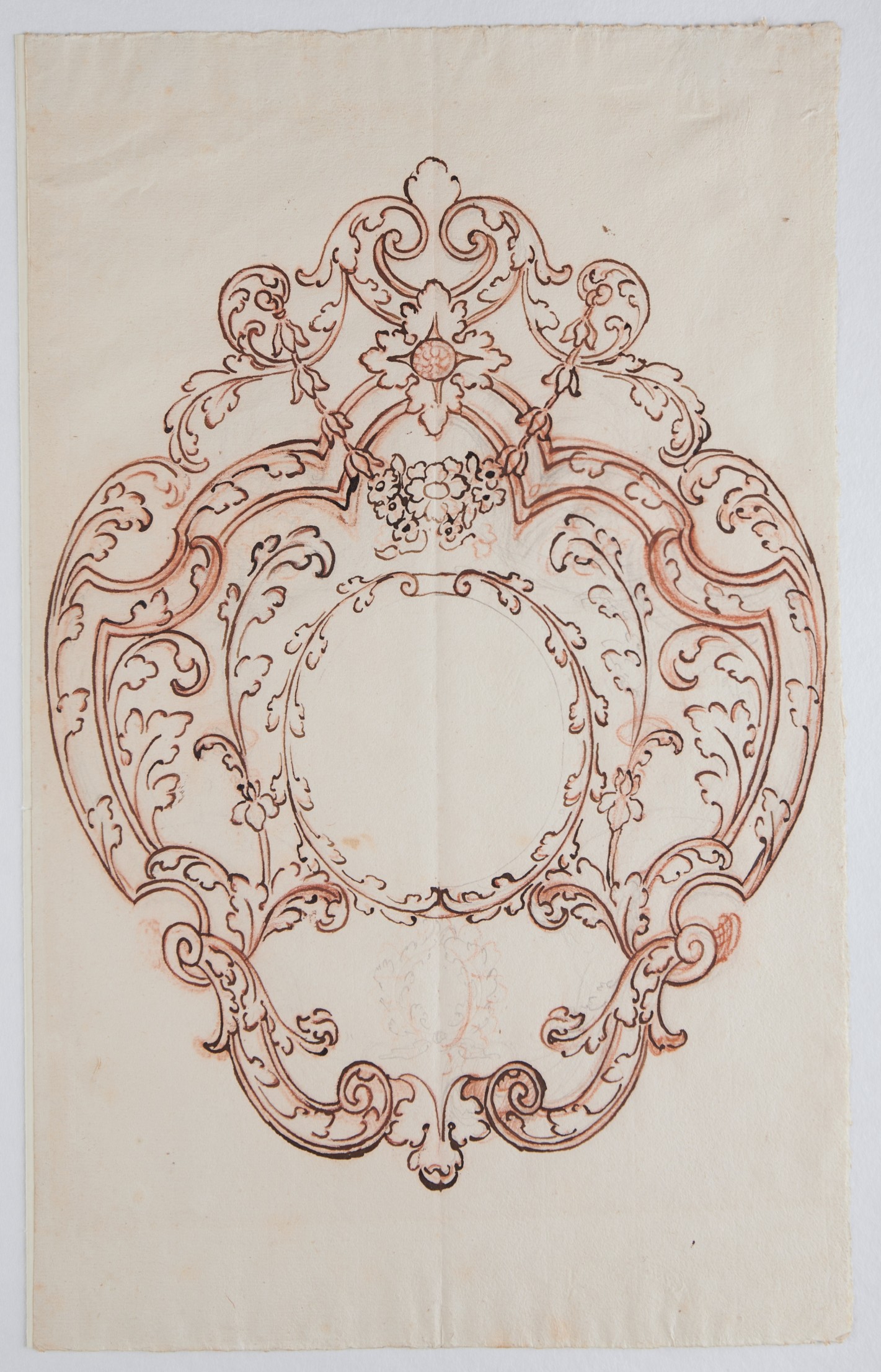 Rahmen in Form einer Ellipse, Blattranken und Blüten in dekorativer Anordnung und rötlicher Farbe.