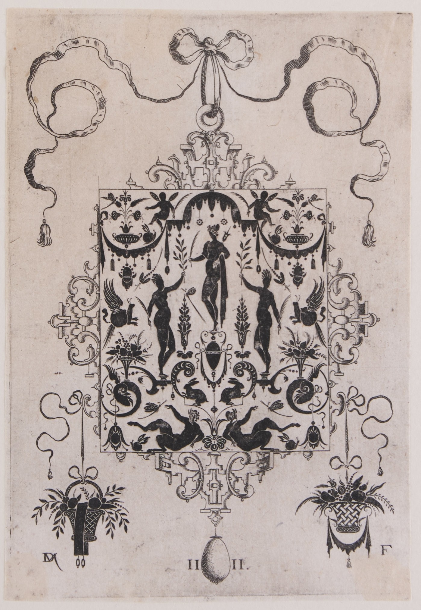 Ornamentales Design mit floralen und figürlichen Elementen, symmetrisch arrangiert.