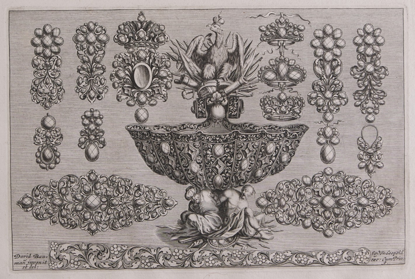 Entwürfe für Broschen, Anhänger, Ohrschmuck und Ziergerät. Mittig eine große gefußte Schale. Bekrönt wird das Ziergefäß durch einen Adler und Waffen.