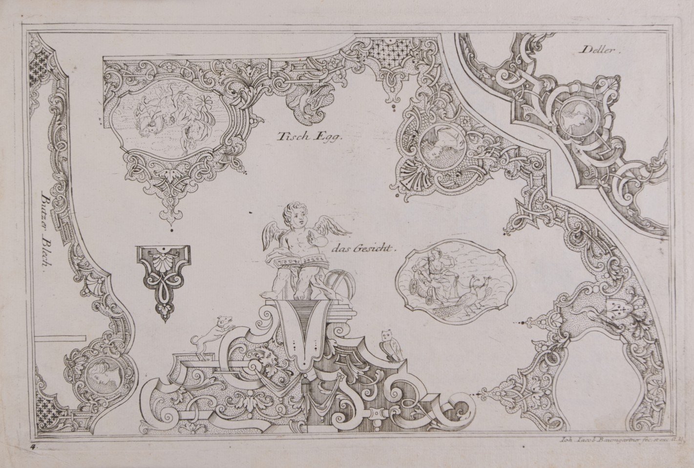 Entwürfe in Form von Kupferstichen, die geschweifte Formen als Vorlage für das Kunsthandwerk, zum Beispiel Tische oder Teller, darstellen. Mittig ein kleiner Puttenengel, der ein Buch auf dem Schoß trägt. In ornamentalen Rahmen und Medaillons sind rings um antike Gottheiten und geschweiftes Zierwerk zu sehen.