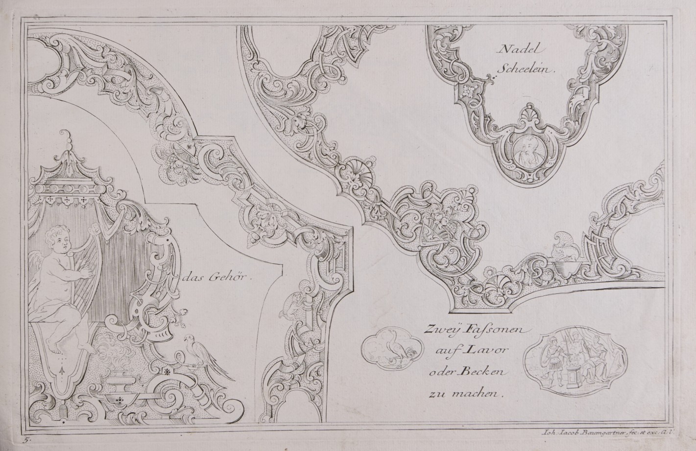 Auf Papier gedruckter Kupferstich mit Entwurfsvorlagen für die Herstellung kunsthandwerklicher Gegenstände. Angeschnittene Darstellung verschiedener geschweifter Formen in kunstvoller Zusammenstellung. Figur einer kindlichen, Harfe spielenden Engelsfigur unter einem Baldachin in der linken Ecke. Tierfiguren, Portraits und verschiedene Früchte in kleinen Rahmen als Zierde.