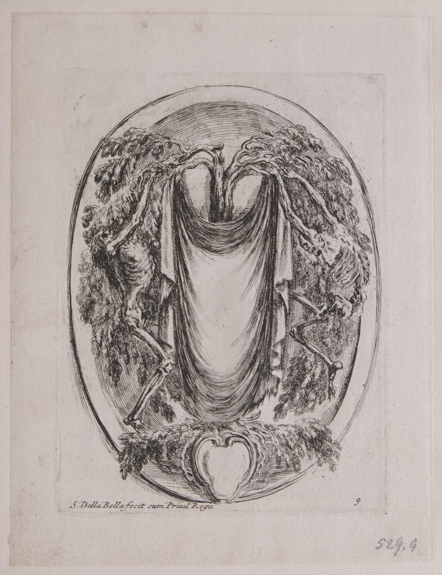 Kupferstich auf Papier. Ovales Feld, mittig ein Baum, dessen Zweige sich rechts und links entlang des Rahmens teilen. Zwei tanzende Gerippe halten einen Vorhang.