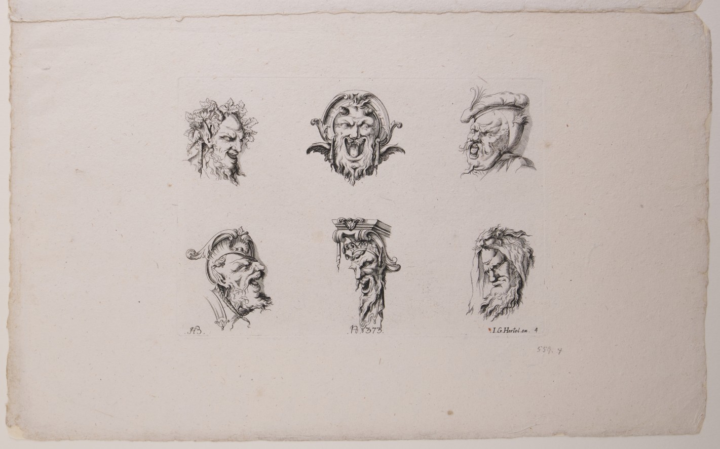 Sechs Zeichnungen von Köpfen, die verzerrte Fratzen gemischt mit ornamentalen Zierelementen abbilden.