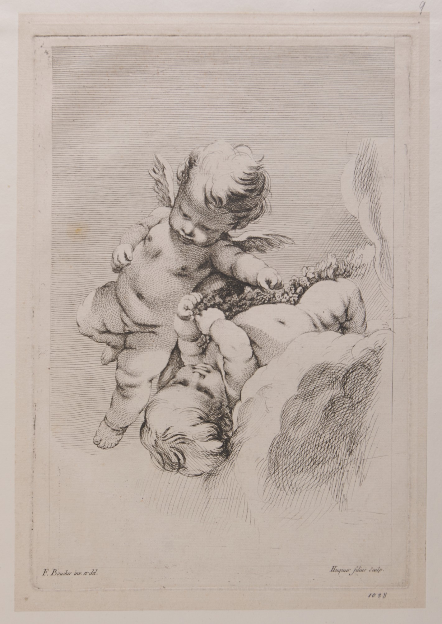 Zwei Engelchen in angedeuteter Wolke. Einer liegt mit dem Rücken auf der Wolke und hält eine Blütengirlande, während der andere links über ihm mit der Rechten nach der Girlande greift.