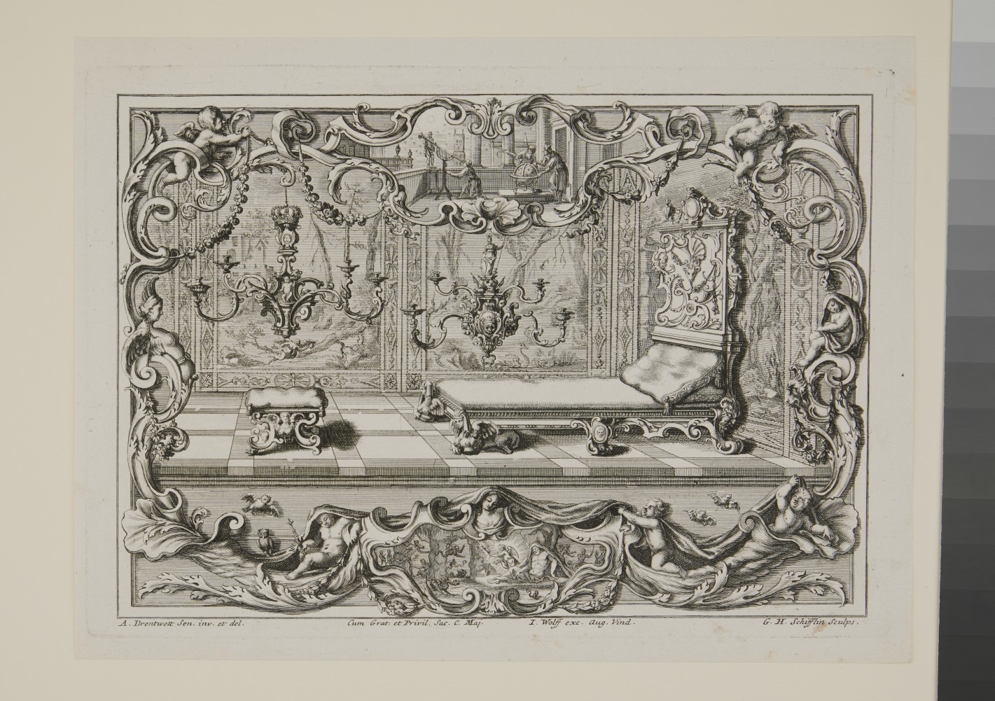 Abbildung einer Inneneinrichtung mit Bett, Polsterhocker, Kerzenhaltern und Wandverkleidungen mit Landschaften. Die Inneneinrichtung ist gerahmt mit Rocaillen, Grotesken (mit Eulen, Fledermäusen, Putti, Mischwesen) und Kartuschen. Darin oben drei Astronomen mit Weltkugel und Fernrohr, unten eine allegorische Szene.