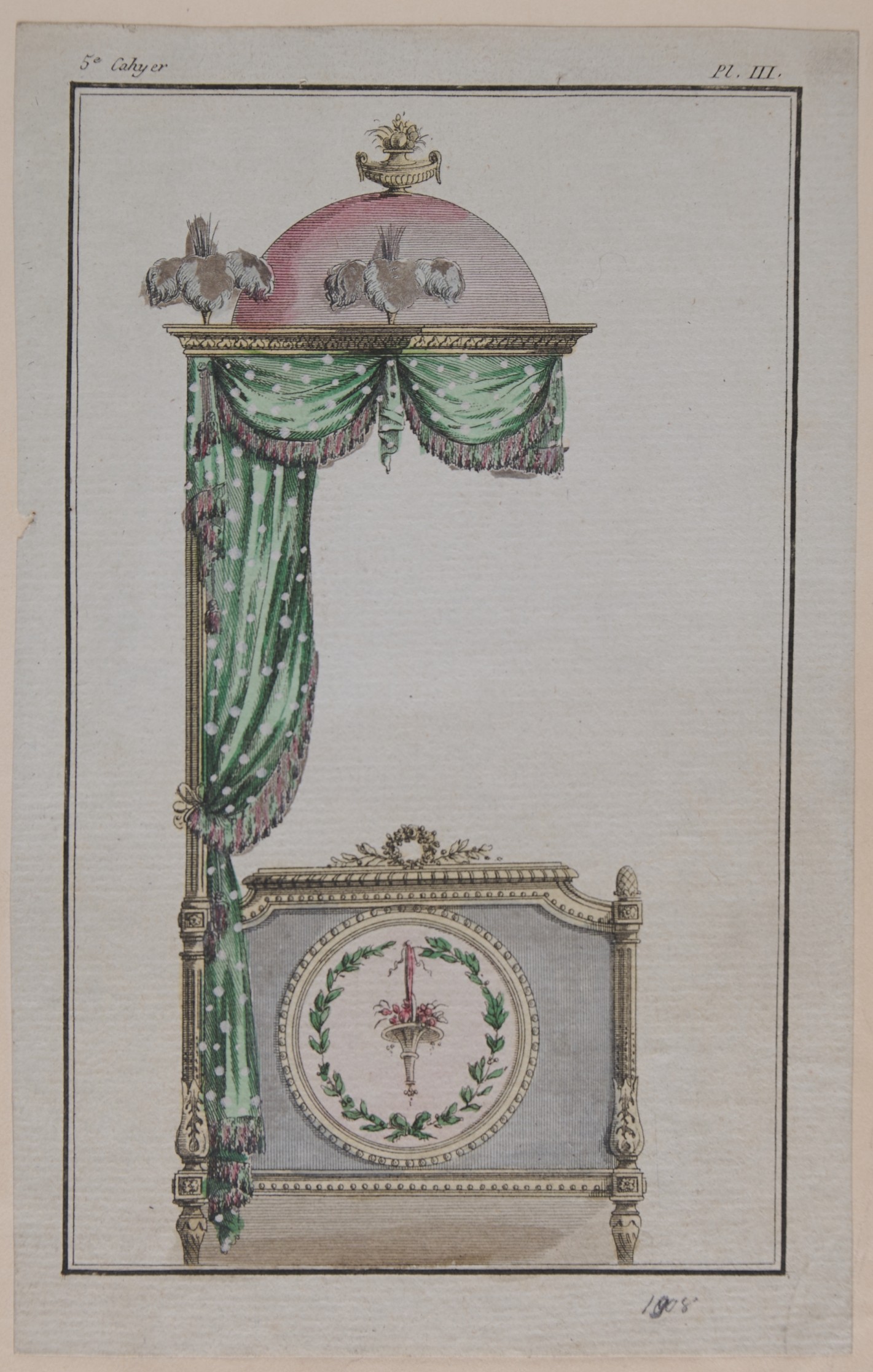 Seitliche Ansicht eines Himmelbetts mit halben Himmel nur auf der linken Seite. Grüner Stoff, rote Kuppel mit zwei Federbündeln und bekrönender Vase. Am Fuß des Bettgestells rundes Medaillon mit Blattkranz und herabhängendem Blumenkorb.