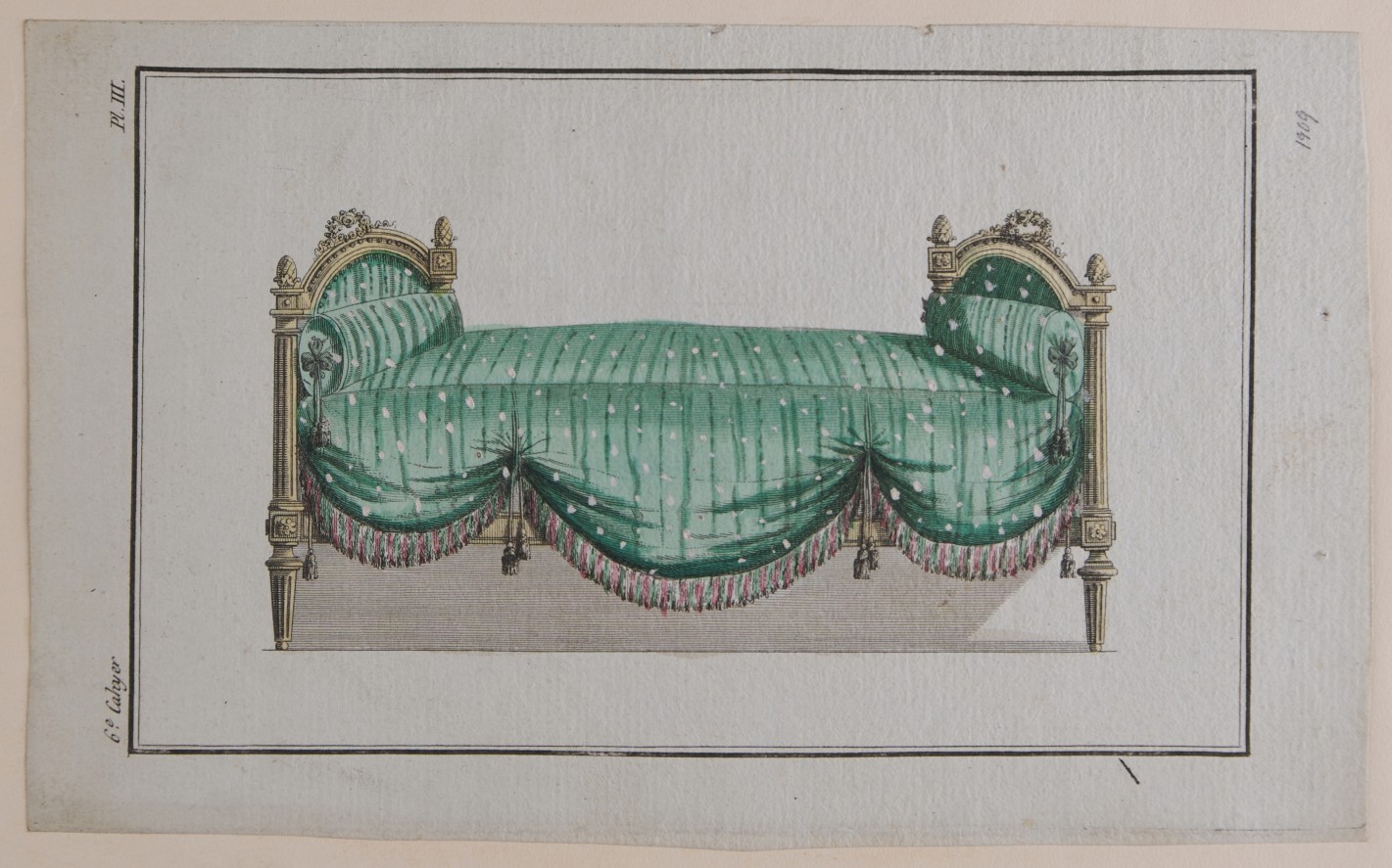 Längsansicht eines Bettes mit grünem Stoffbezug.