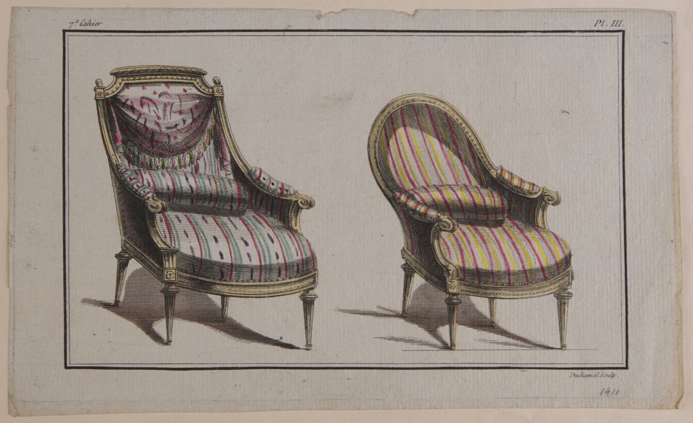 Zwei Sessel mit Polstern. Die linke Sitzgelegenheit mit grün-rot-schwarzem Streifenmuster auf dem Bezug. Der rechte mit gelb-pinkfarbenem Streifenmuster auf hellem Stoff.