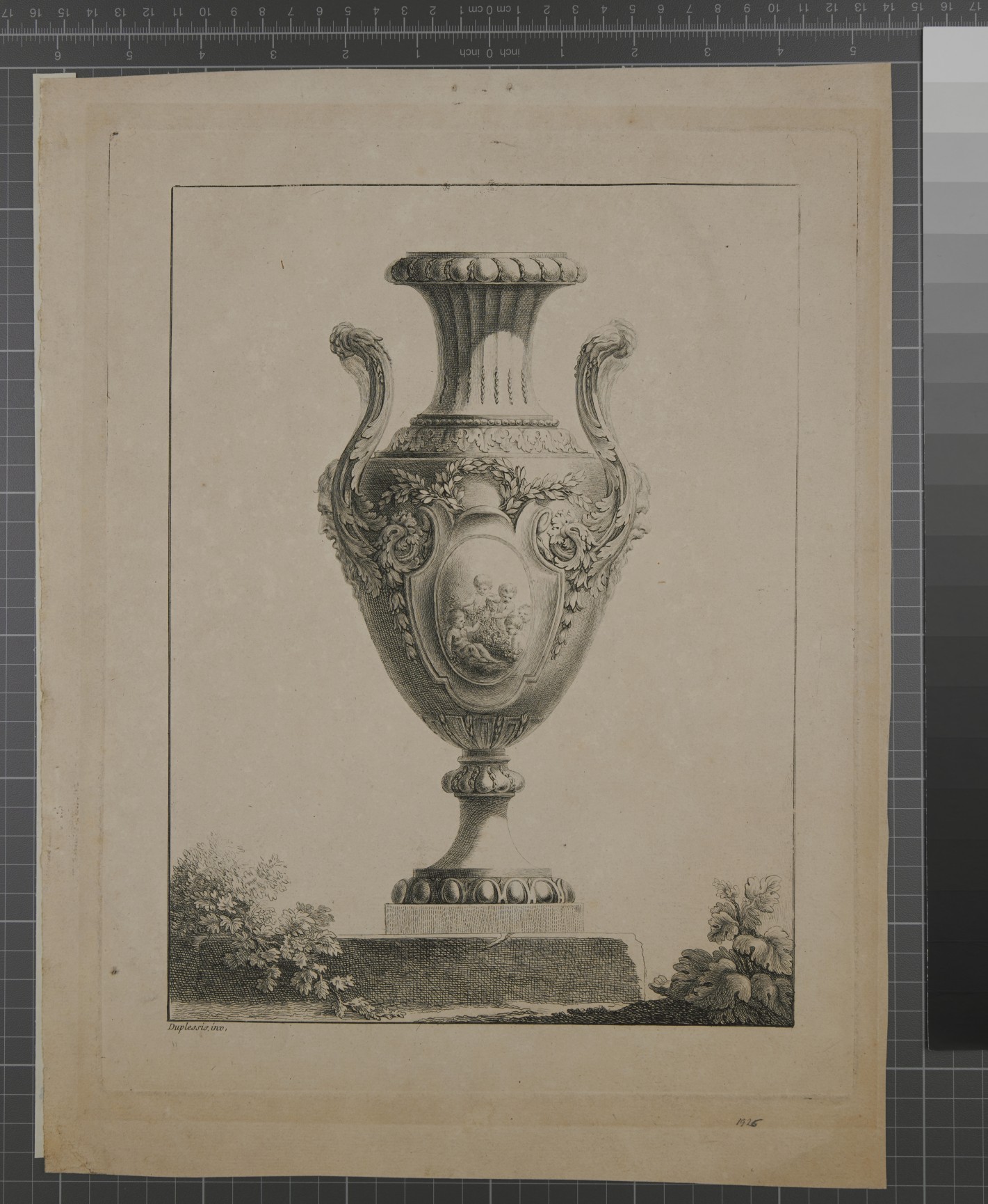 Eine mit Blättern und Ornament geschmückte Doppelhenkelvase auf einem eckigen Sockel mit Weinlaub und Blattwerk links und rechts. Auf dem Vasenkörper eine ovale Kartusche mit fünf Putti, die eine Blattranke aus einem Korb ziehen.