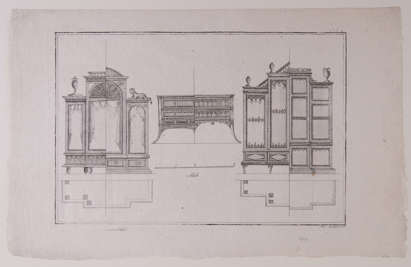 Möbel in frontaler Darstellung sowie Aufsicht, teilweise angeschnitten. Möbel mit geschwungenen Formen und Zierden wie Vasen, Tieren und floralen Objekten.