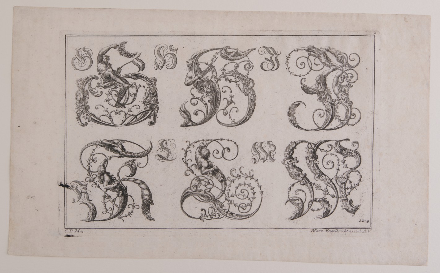 Verzierte Schriftzeichen in kunstvoll geschwungenen Formen und mit grotesken Figuren.