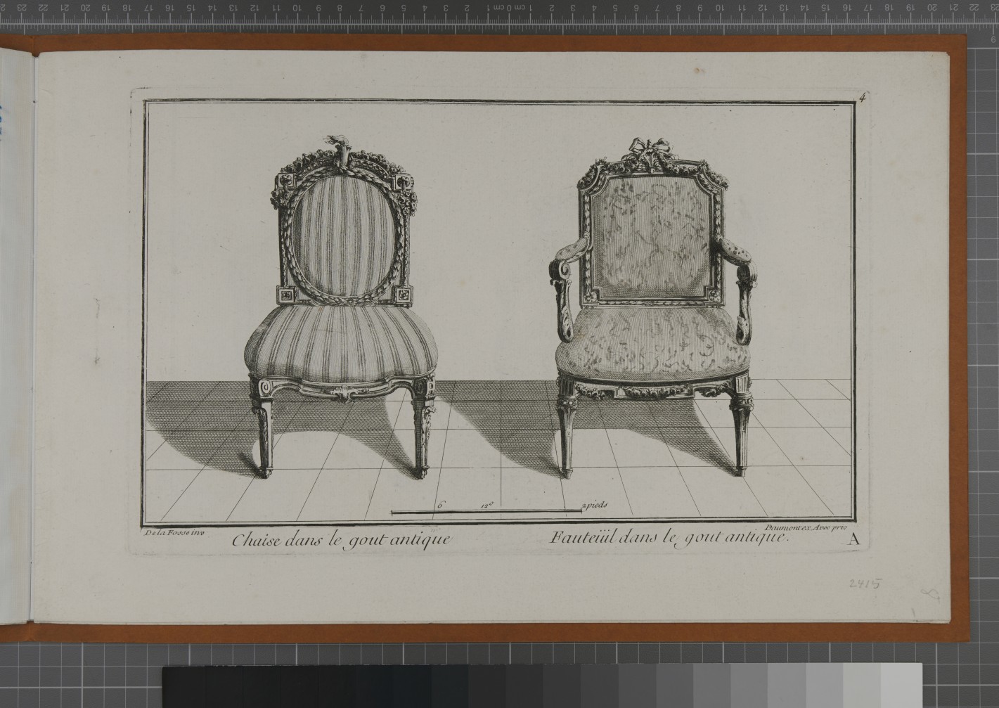 Entwurf eines Stuhls und eines Armlehnstuhls. Die Möbel stehen parallel auf einer Art Fliesenboden, auf den sie jeweils einen schraffierten Schatten bis zur unbestimmten Wand werfen. Der Rahmen und die Beine des linken Stuhls sind profiliert und mit Blättern sowie zwei kleinen Voluten verziert.