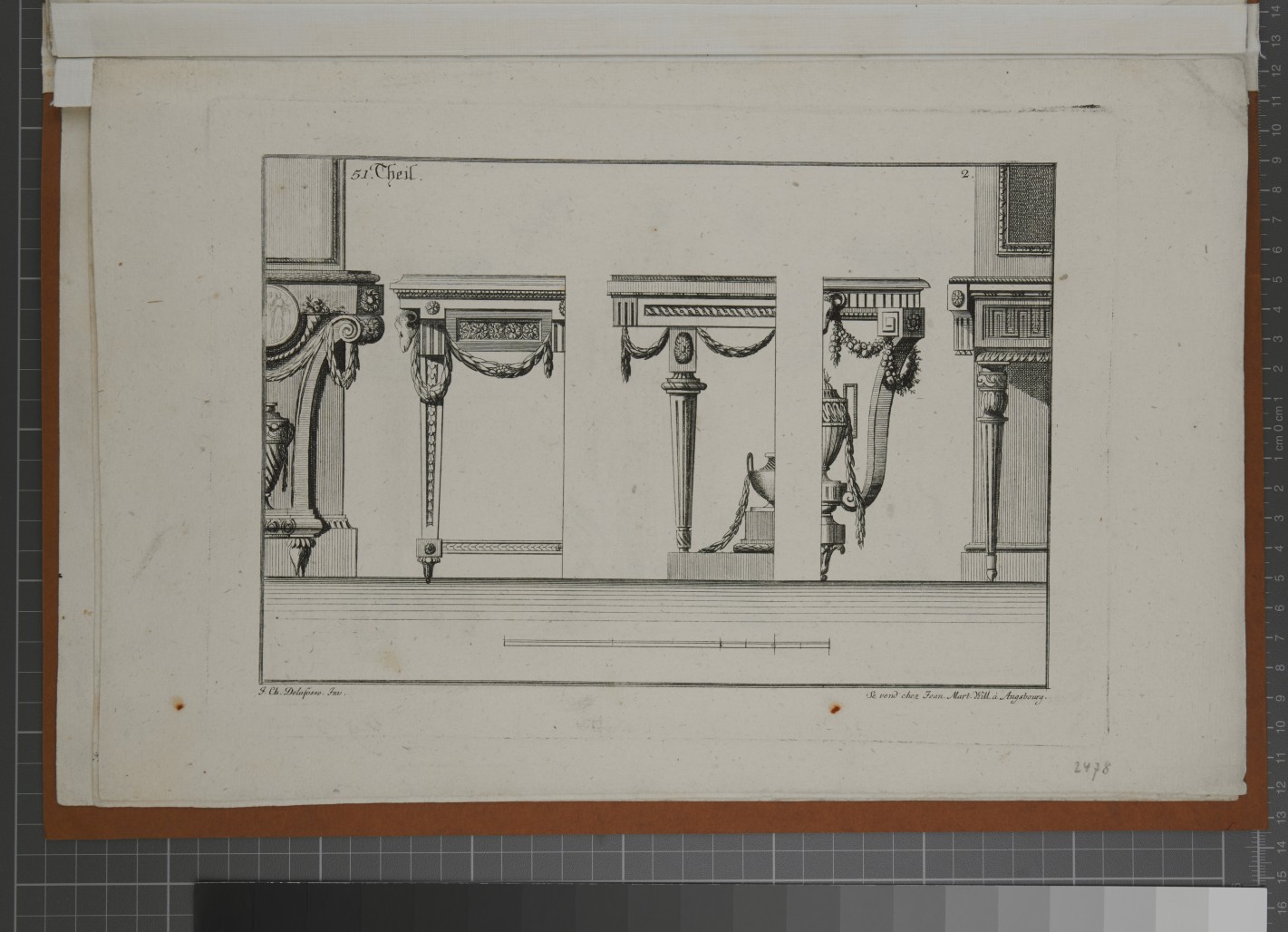 Kupferstich von Einrichtungsobjekten. Links und rechts direkt am Bildrand zwei Kaminböcke mit Wandkamin im Anschnitt, dazwischen drei Tischelemente mit Platten und Zargen im Anschnitt.
