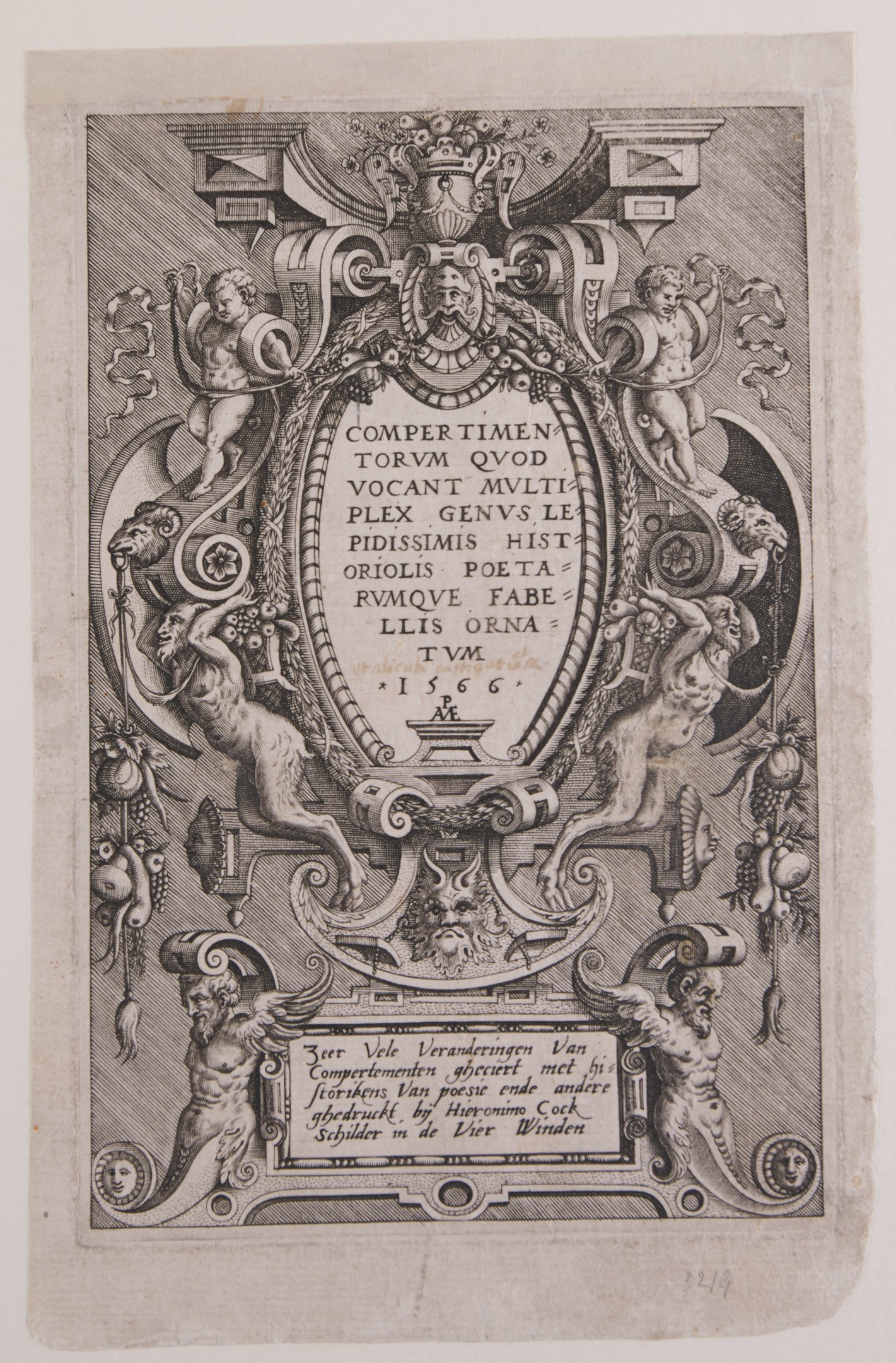 Druckgrafik mit Zierrahmen, verschlungenen Ornamenten und grotesken Figurenschmuck, Putten mit Bändern, Widderköpfe und Fruchtkörbe schmücken den ovalen Rahmen, in dem sich mittig ein Text befindet.