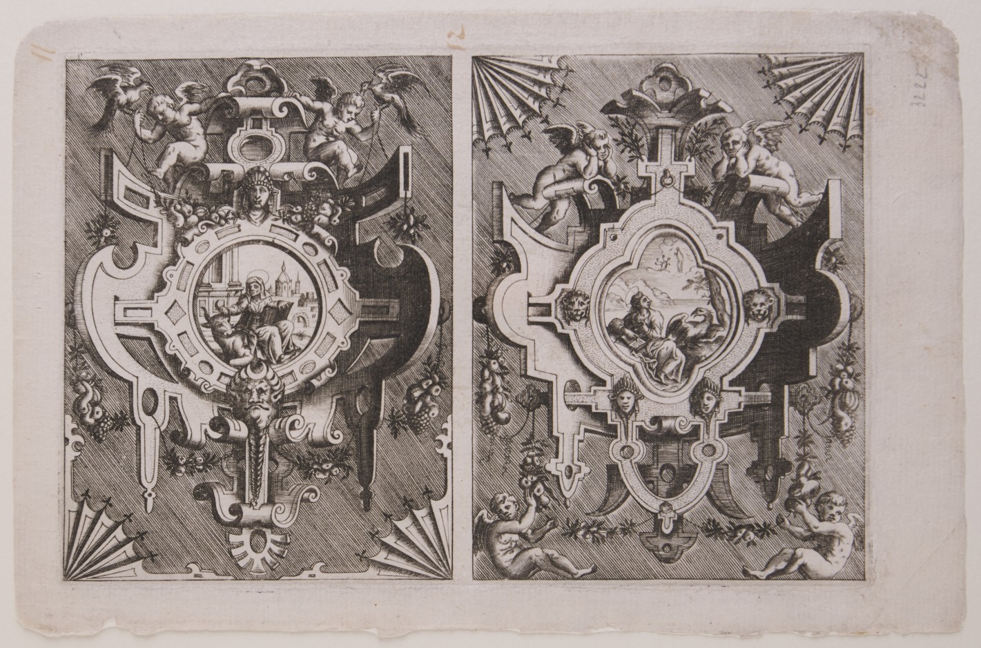 Nicht kolorierte Abbildung zweier Schmuckrahmen, in denen jeweils ein Mann dargestellt ist. Die Attribute Löwe und Stier weisen beide Männer als Evangelisten aus. Die Rahmen sind kunstvoll mit Engelsfiguren, Masken, Früchten und Ranken verziert.