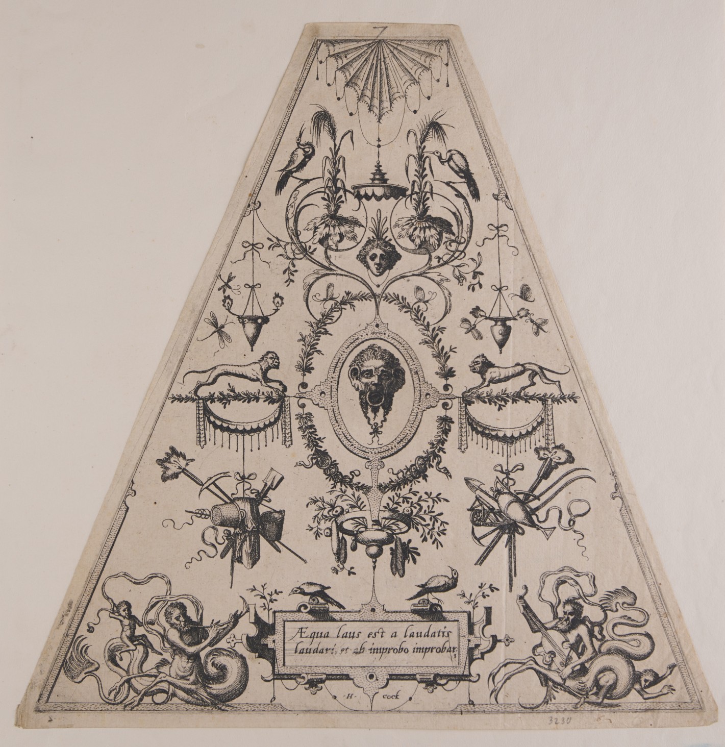 Dreieckiges Blatt mit abgeschnittener Spitze. Fabelwesen, Tiere und Masken umgeben von Festons, Girlanden, Blattwerk, Früchten und Zapfen. Unten rechteckige Kartusche mit lateinischer Aufschrift.