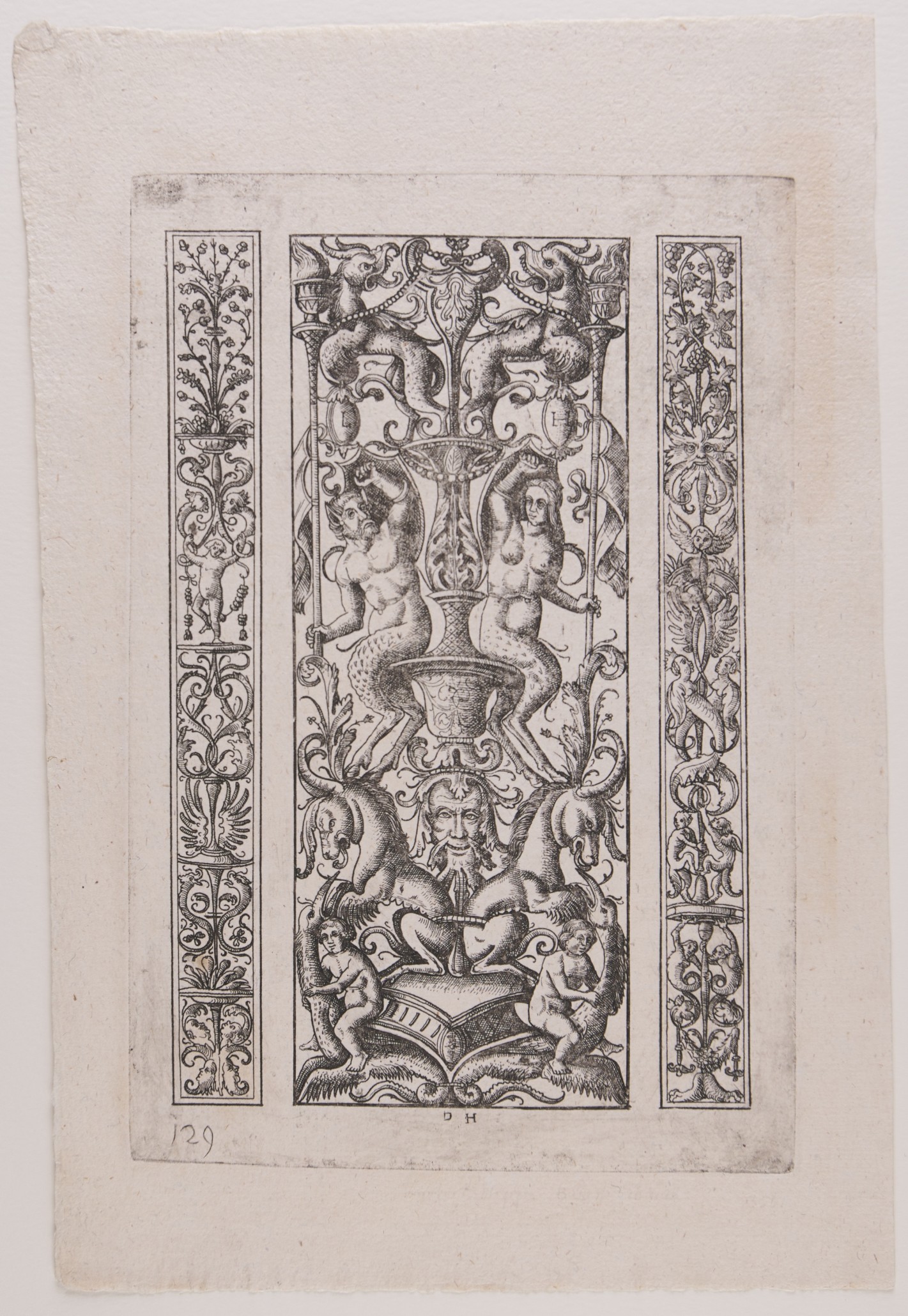 Drei senkrechte Streifen aus Zierornamenten, mittlerer Streifen ist breiter und zeigt Figuren und Tiere. Dicht gedrängte Komposition. Nicht koloriert.