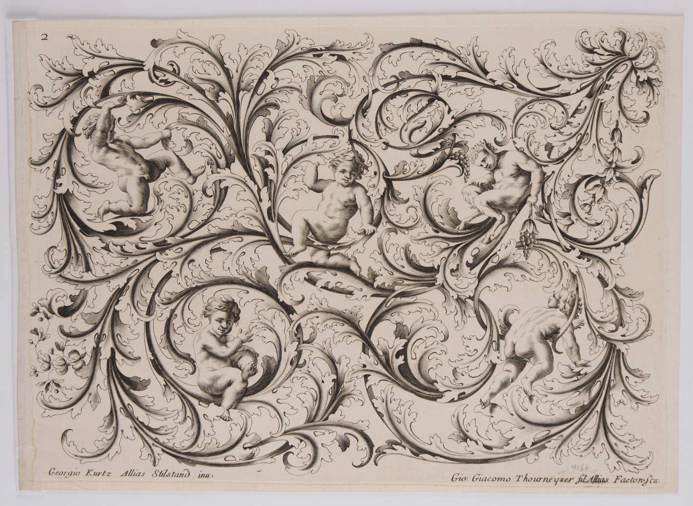 In verschlungenen Weinranken tummeln sich vier Putti und ein Junge mit Bocksfüßen.