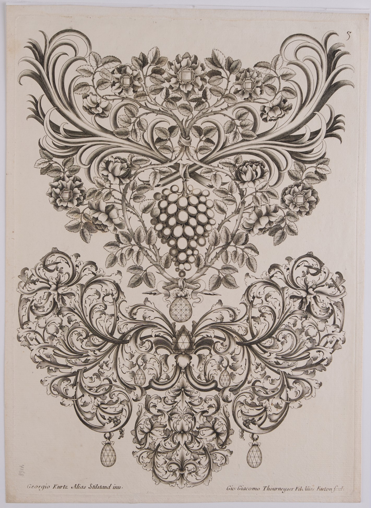 Zwei große Schmuckbroschen mit pflanzlich geschwungenen Elementen, Blüten und Blättern, die obere mit Weintrauben in der Mitte.