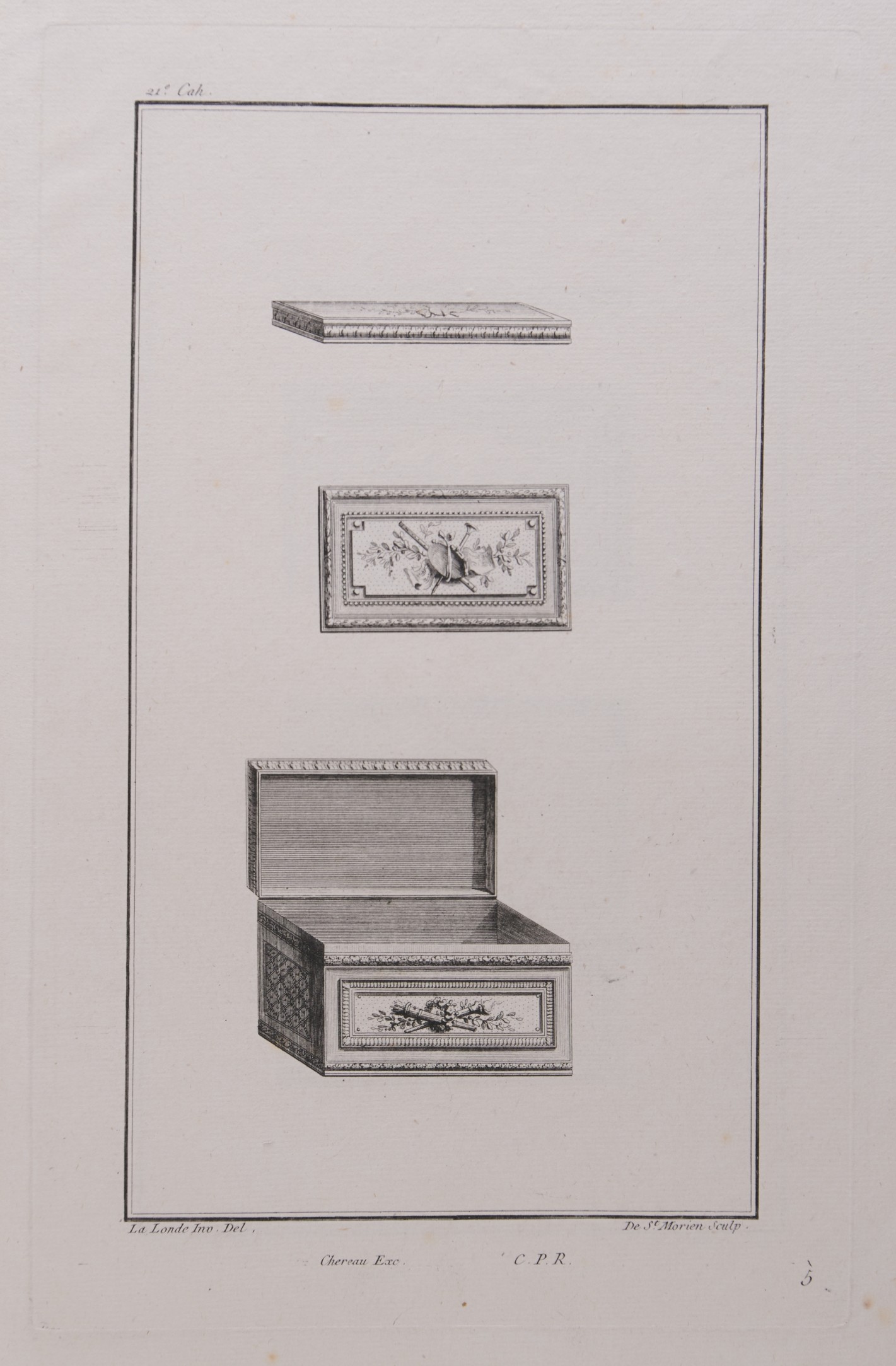 Quaderförmige Dose für Tabak mit aufgeklapptem Deckel in dreidimensionaler Darstellung. Auf der Front und auf dem Deckel Trophäen. Über der Dose Abbildung des Deckels in frontaler und seitlicher Ansicht.