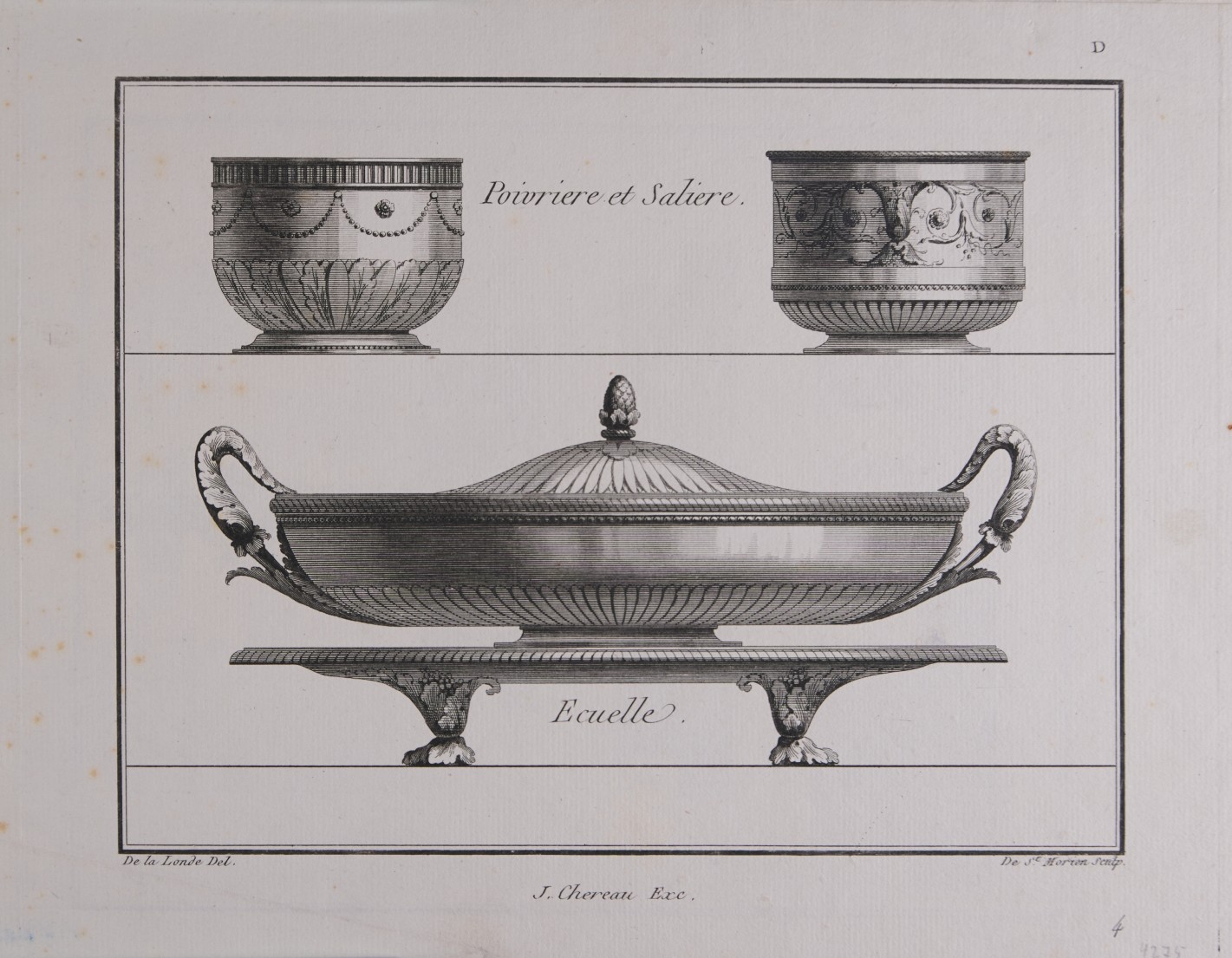 Drei Gefäße. Oben zwei kleinere ohne Deckel und Henkel mit Verzierung, unten großer flacher Topf mit Henkel und Deckel. Französische Beschriftung: „Poivriere et Saliere“ und „Ecuelle“.