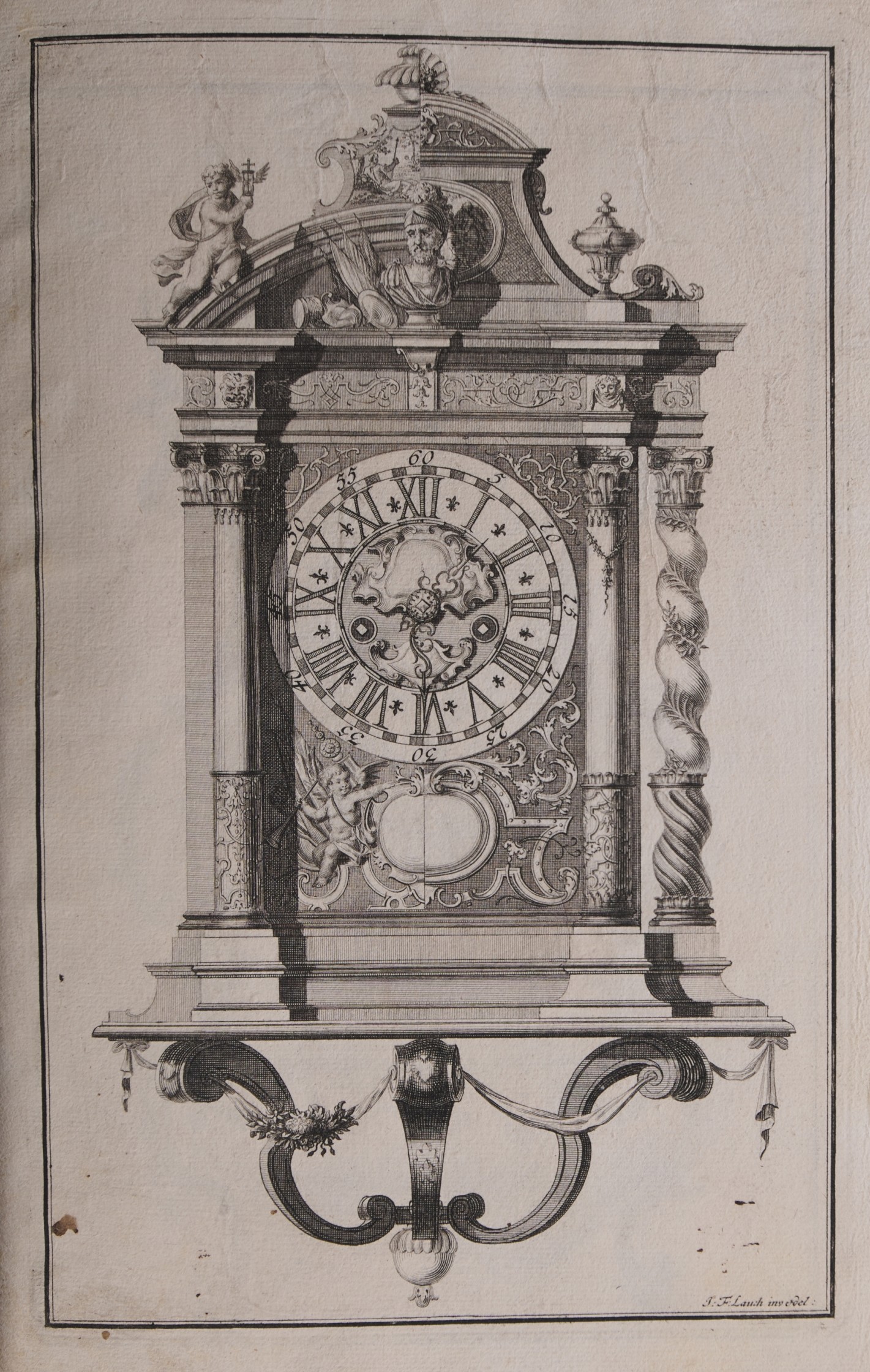 Wanduhr mit gestuftem Sockel, je zwei Säulen mit verzierten Abschlüssen links und rechts. Die vordere, rechte Säule geschraubt. Ein geschmückter Giebel mit Figuren und Vasen über der Uhr.