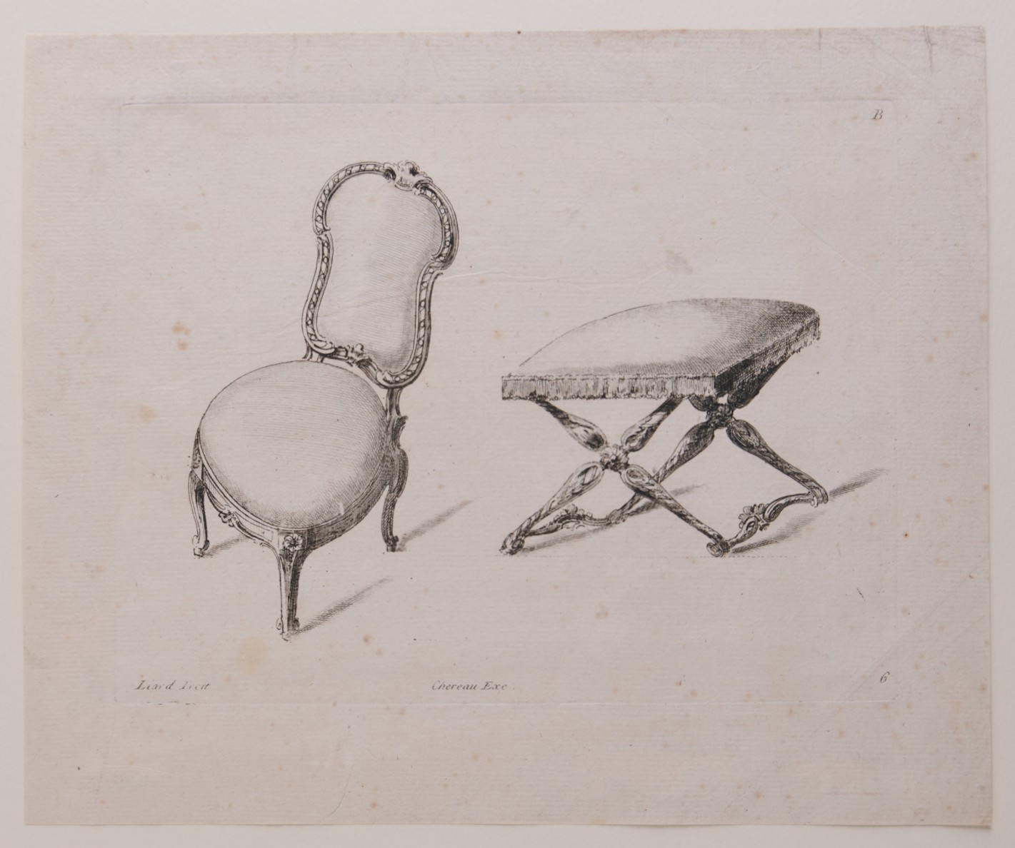 Polsterstuhl links in schräger Aufsicht und Hocker mit gekreuzten Beinen. Beide Objekte dreidimensional gezeichnet mit leichtem Schattenwurf.