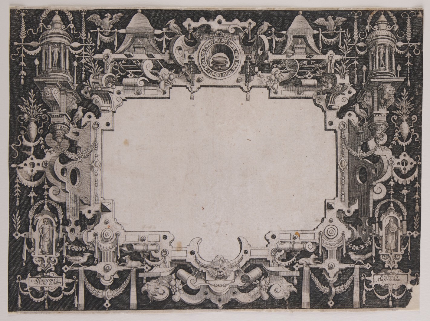 Sehr kunstvoller Rahmen mit hellen Zierelementen vor schwarzem Grund. Kleine Architekturen, Tiere, gerollte Elemente, Girlanden und Figuren zieren die dicht gedrängte Komposition der Kartusche. Mittig eine freie Fläche.