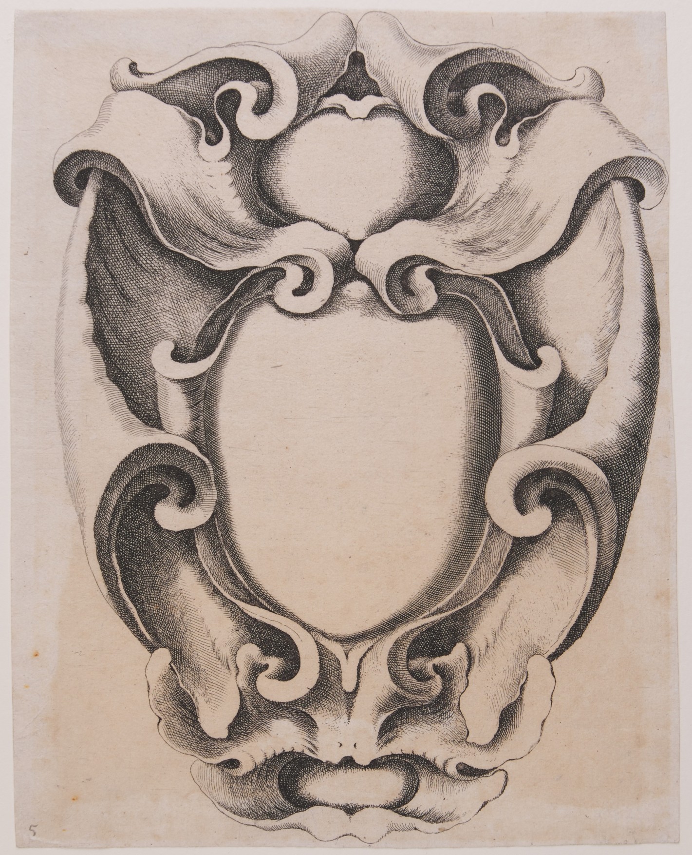 Schmuckrahmen in aufrechter ovaler Form mit breiten schneckenförmigen Formen, die sich achsensymmetrisch um das mittlere Oval schlingen.