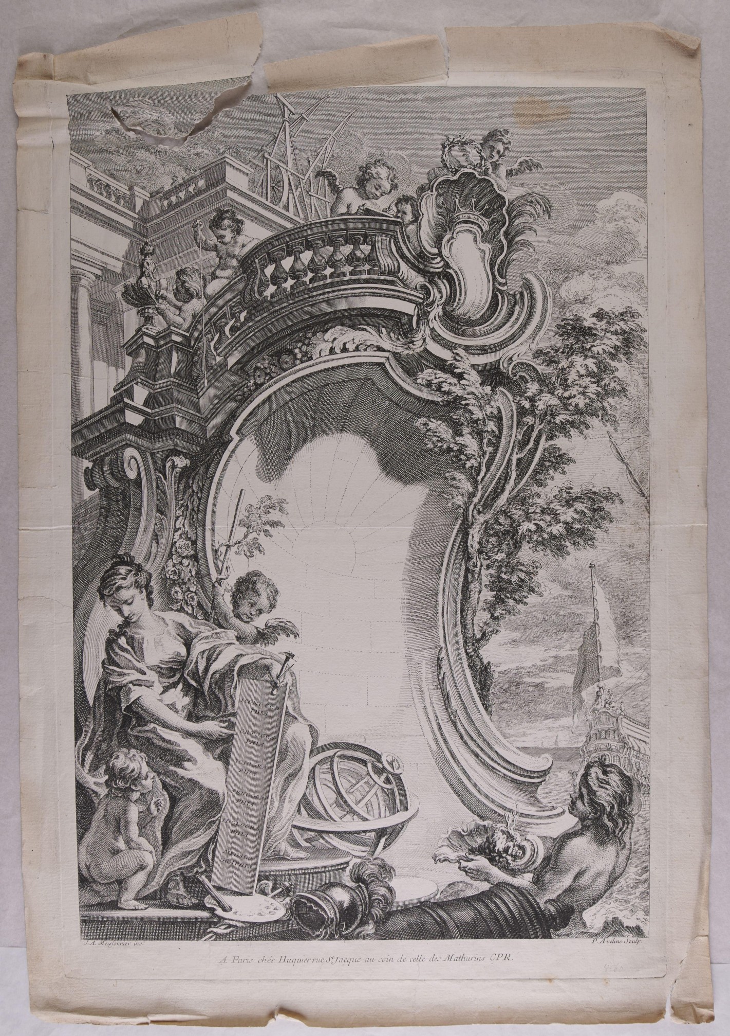 Großer geschwungener Zierrahmen. Vorne links eine Frauenfigur, die einem vor ihr hockenden Putto die Aufschriften auf einer Tafel erklärt. Hinter ihr ein zweiter Putto, der einen mit einem Ast umwunden Stab hält und zu einem aus dem Meer aufsteigenden Triton schaut. Rechts im Hintergrund ein Schiff. Auf der Kartusche ein Balkon, auf dem sich mehrere Putti befinden.