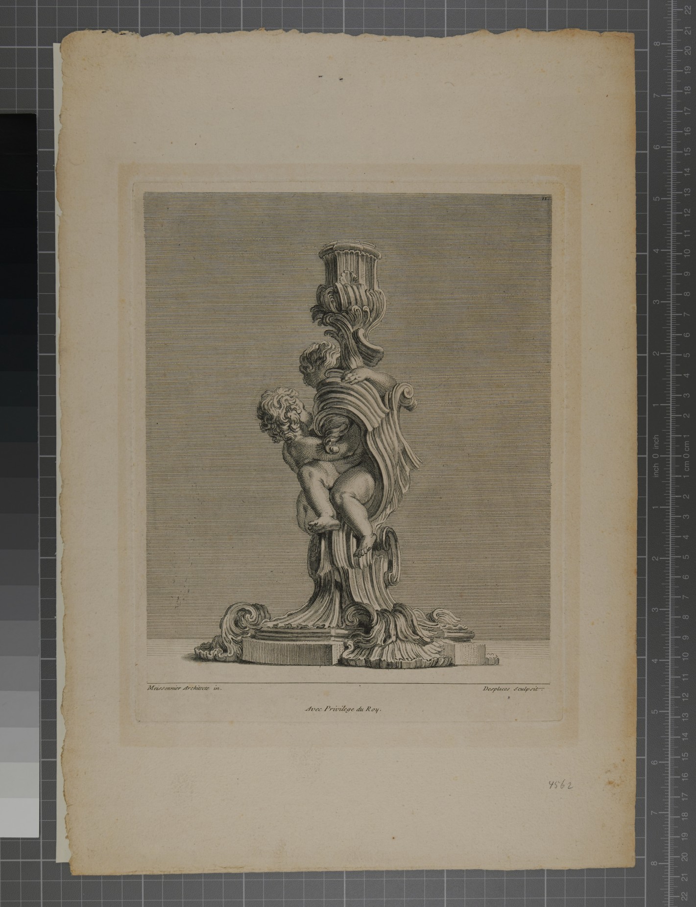 Schaft eines Kerzenleuchters als Pflanzenstrunk, der mit Blättern umschlungen ist. Im Blattwerk verflochten sind zwei kindliche Figuren. Die bewegten Blätter enden nach oben hin in einem Kelch.