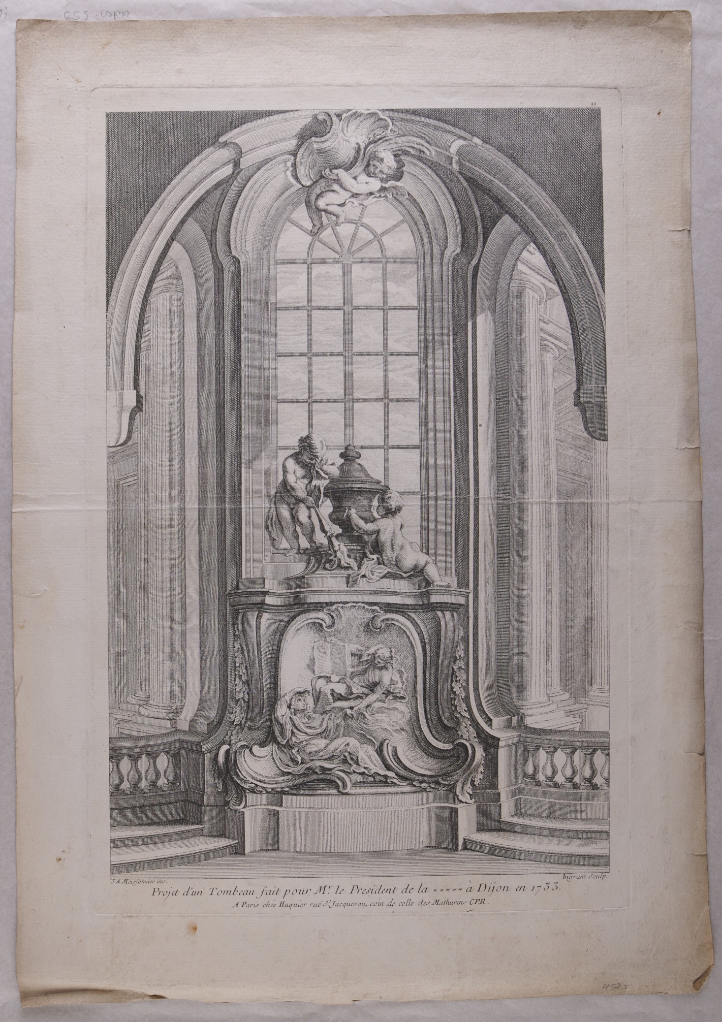 Grabmal mit Figuren in einer Rundbogennische vor einem Sprossenfenster. Oben auf dem Grabmal zwei trauernde kleine Kinderfiguren neben einer Vase.