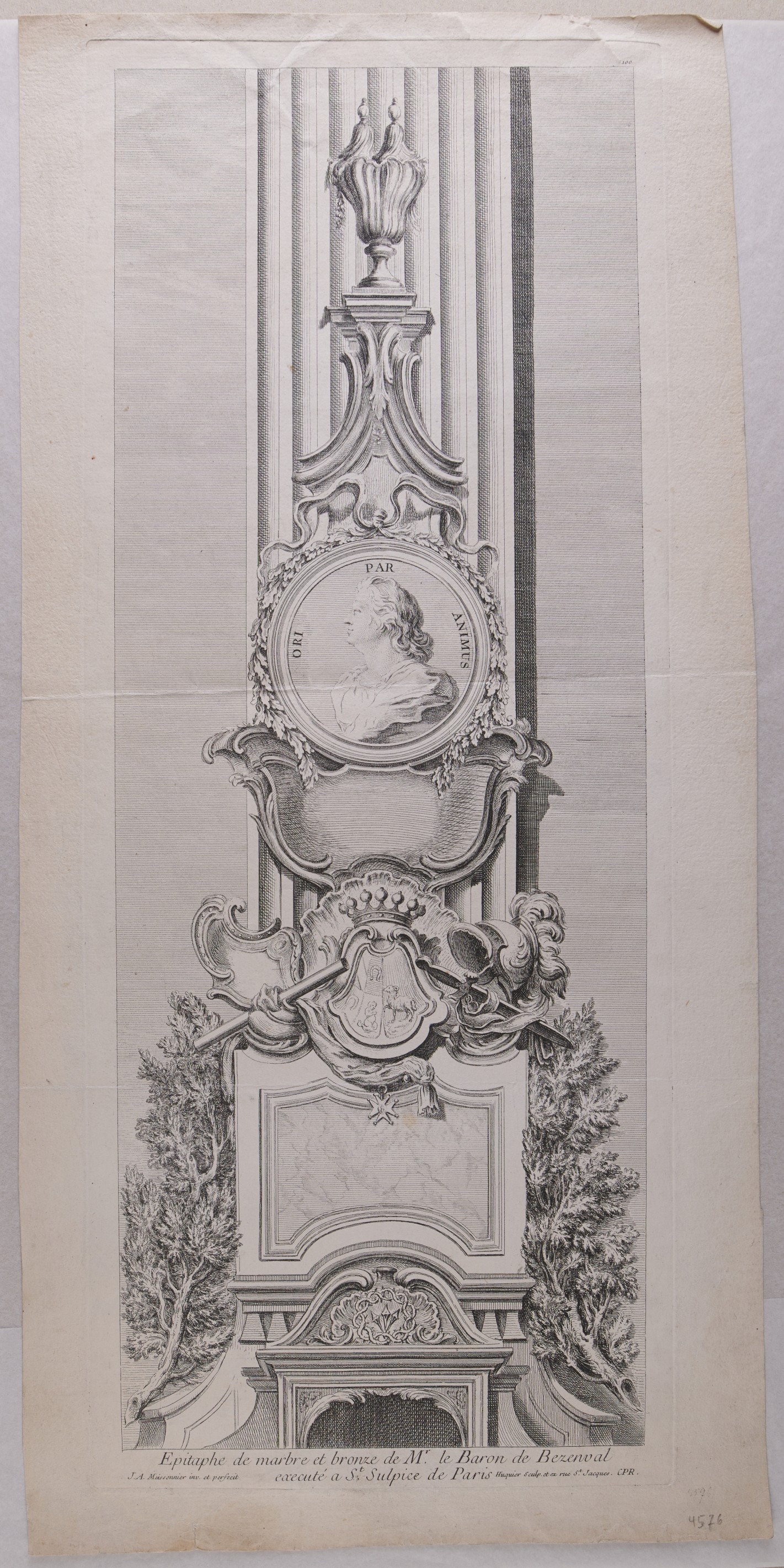 Große Gedenktafel vor einer Wand. In der oberen Hälfte mit Lorbeer umkränztes Medaillon mit männlichem Profilbildnis nach links. Umschrift „Ori par Animus“. In der unteren Hälfte bekröntes Wappen, auf dem zwei Hufeisen, ein Widder und ein Kind dargestellt sind. Links und rechts des Sockels Äste eines Nadelbaums.