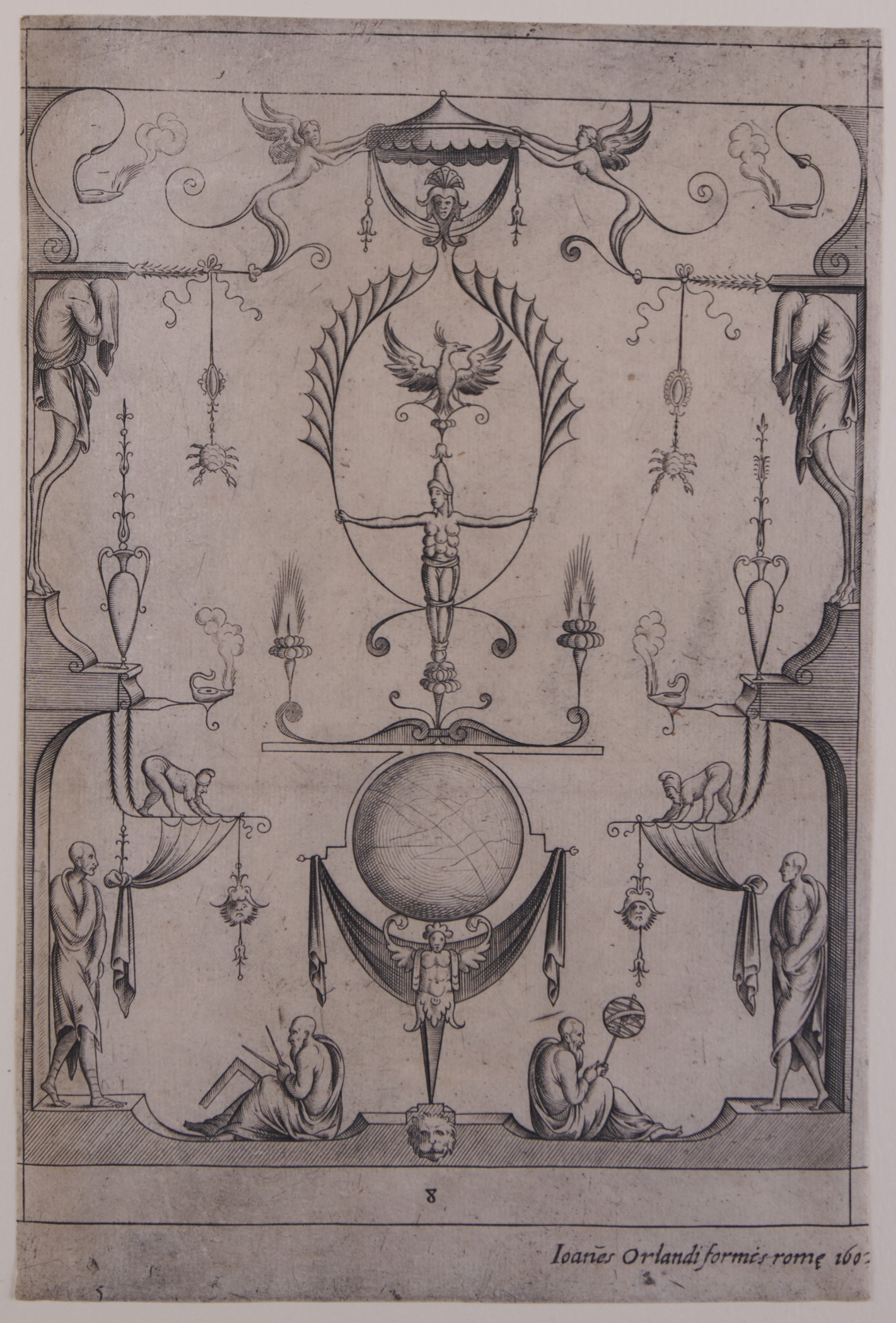 Filigrane Zeichnungen von Wandfüllung mit Figuren, Tieren und Mischwesen in symmetrischer Komposition.