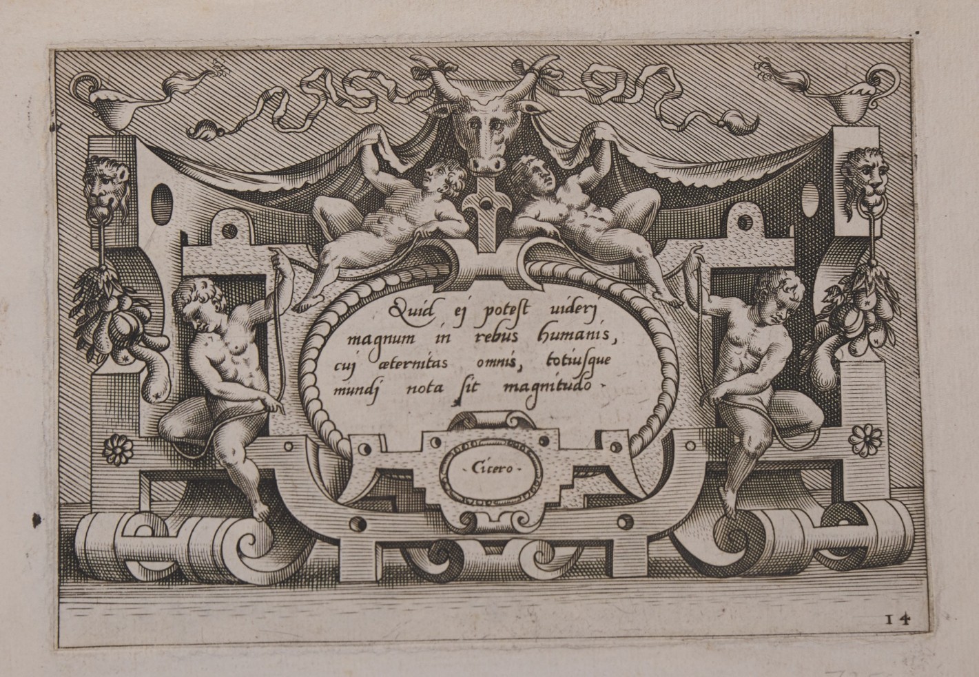 Verzierter Rahmenentwurf mit zwei liegenden Figuren unter einer Stiermaske. Jeweils ein Band führt zu den Händen zweier weiter Figuren, die links und rechts von der Rahmung sitzen. Mittig im Rahmen ein lateinischer Text.