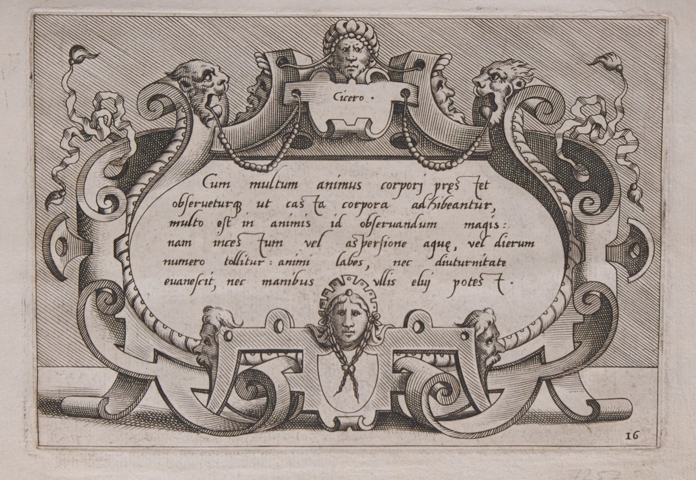 Rahmen mit gerollten Zierelementen, Tiermasken und figürlichem Schmuck. Mittig im Rahmen ein lateinischer Text.