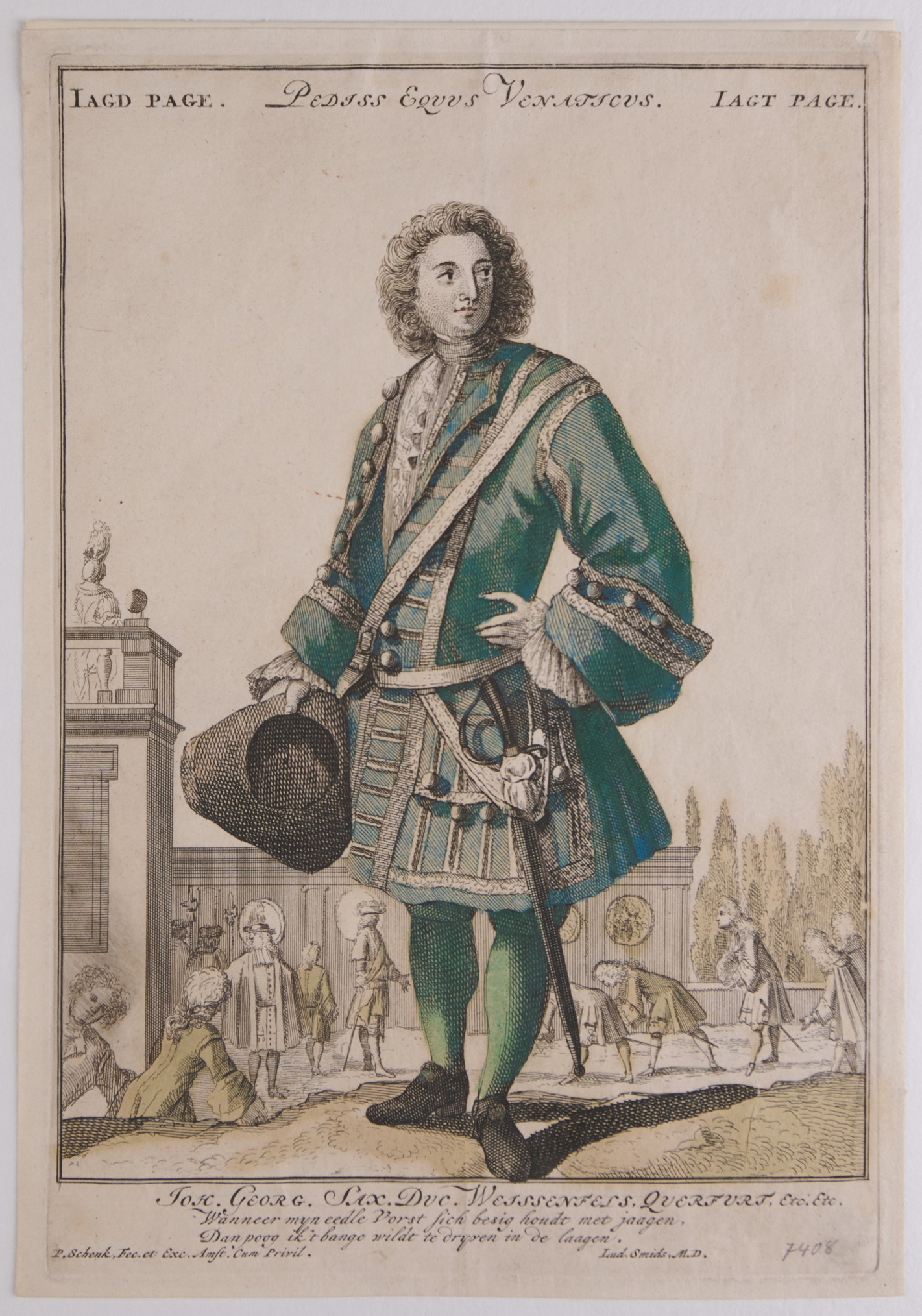 Männliche stehende Person in grünem Kostüm, Rock und Strumpfhosen. Er trägt in seiner Rechten einen Hut. Im Hintergrund höfisches Treiben, unter anderem sich verbeugende Menschen.