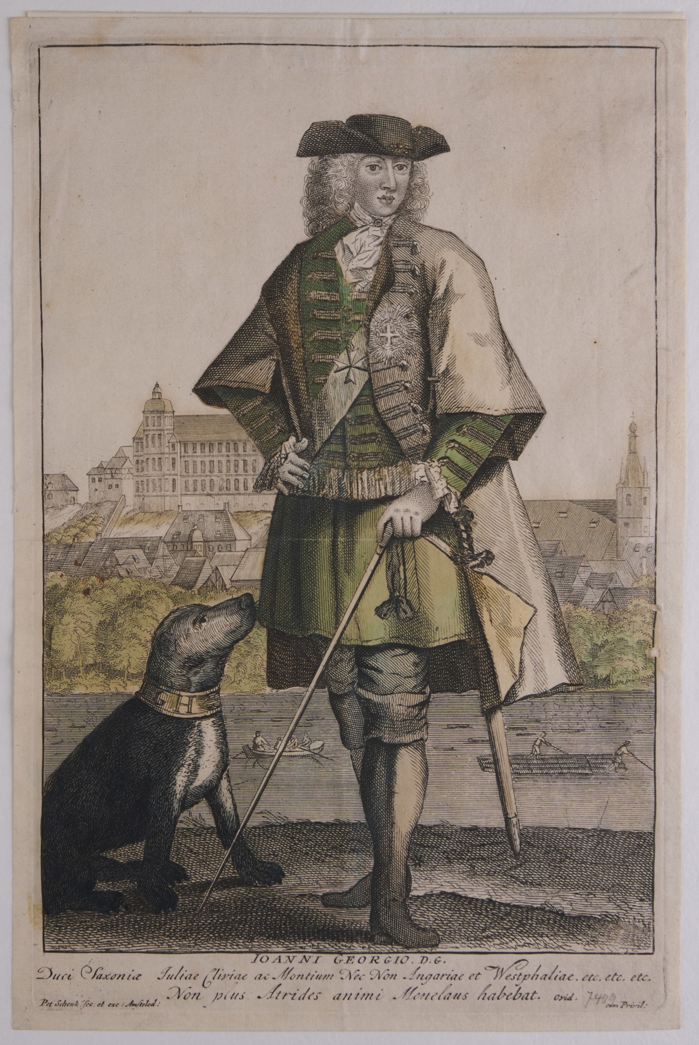 Stehender Mann mit weißer Perücke und schwarzem Hut. Links zu seinen Füßen ein sitzender Hund. Im Hintergrund Architektur und Bäume in blassen Farben.