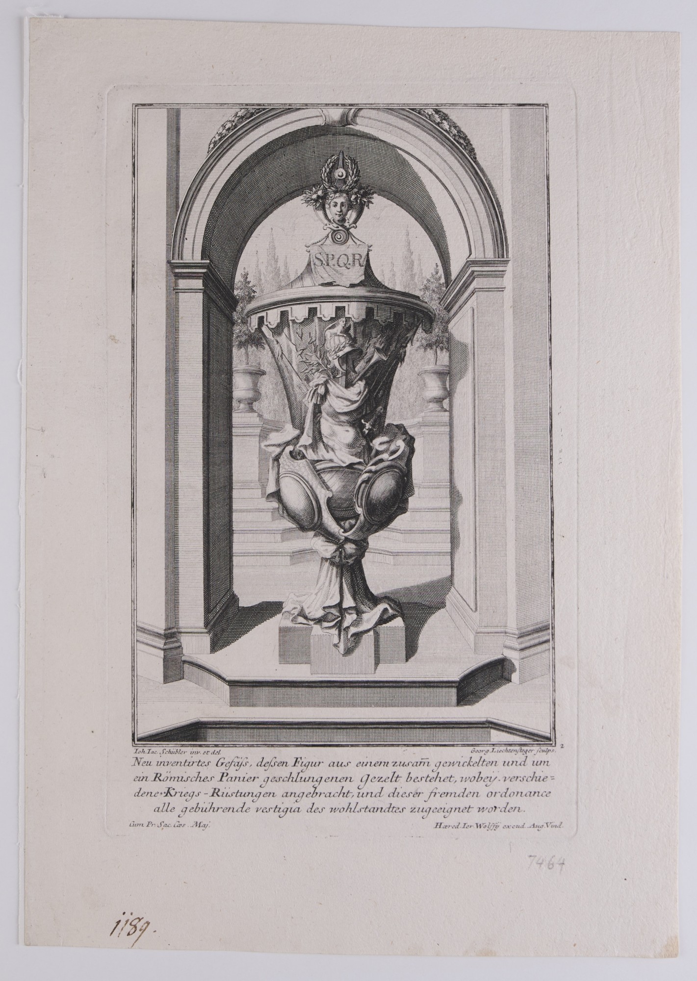 Gefäß mit Deckel auf einem Podest in einer Rundbogennische. Auf dem Deckel ein männlicher Kopf, darunter eine Fahne mit Buchstaben S.P.Q.R. Unter dem Motiv ein mehrzeiliger Text.