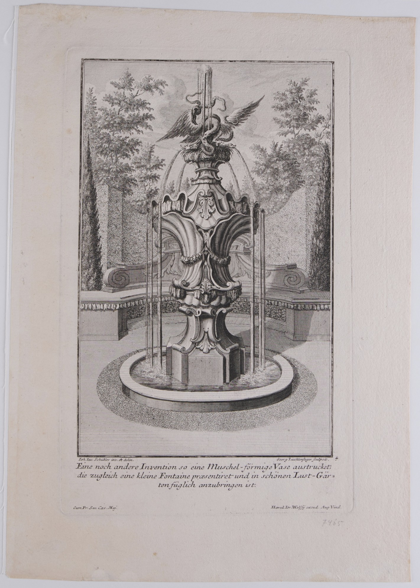 Wasserspiel in Form einer Vase in einer Gartenarchitektur. Das Gefäß wird bekrönt von einem Greifen, der mit einer Schlange kämpft. Unter dem Motiv befindet sich gedruckter Text.